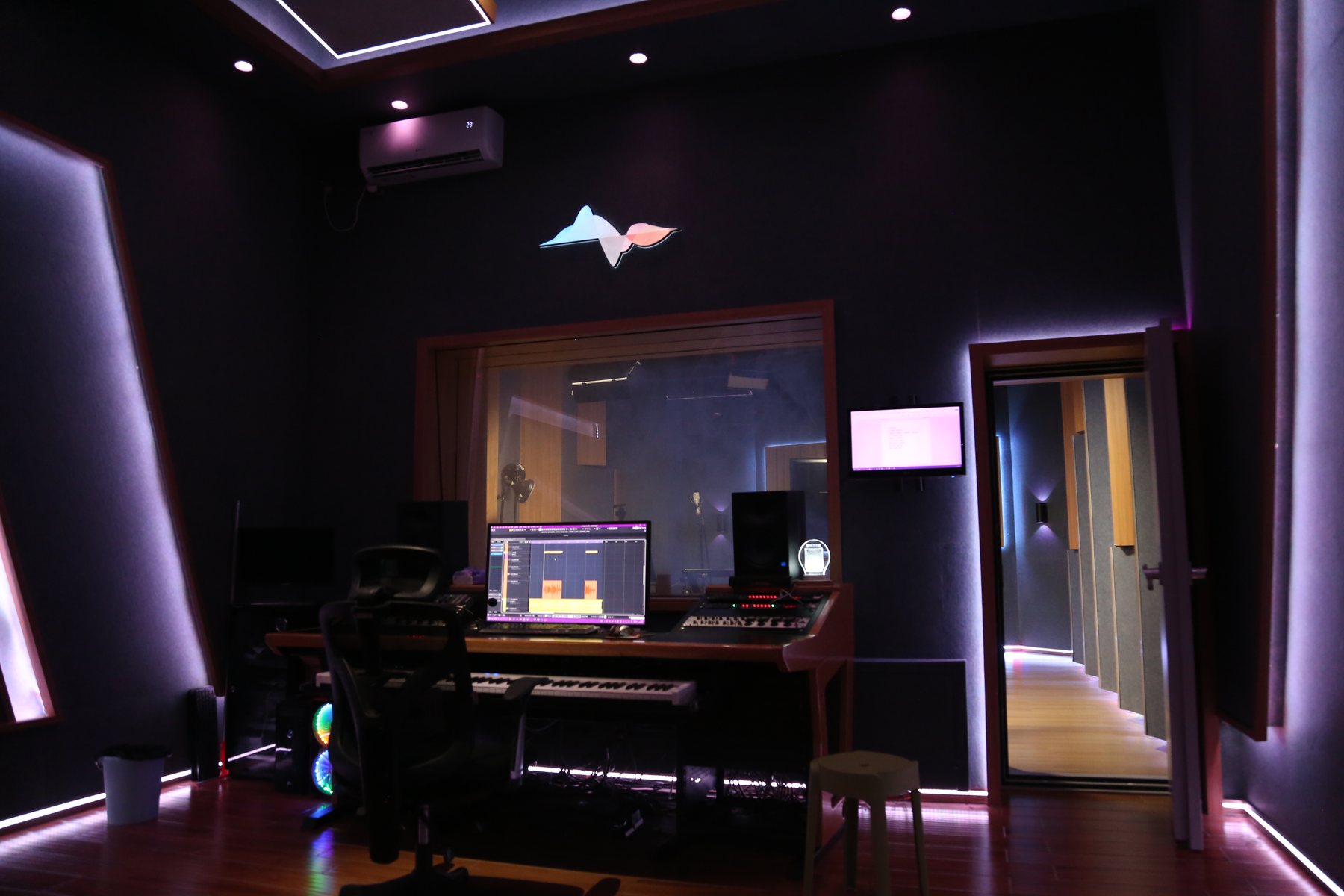 夜间氛围下的控制室