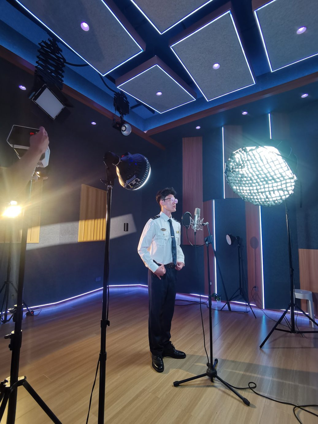 录音棚内的视频拍摄与演唱场景