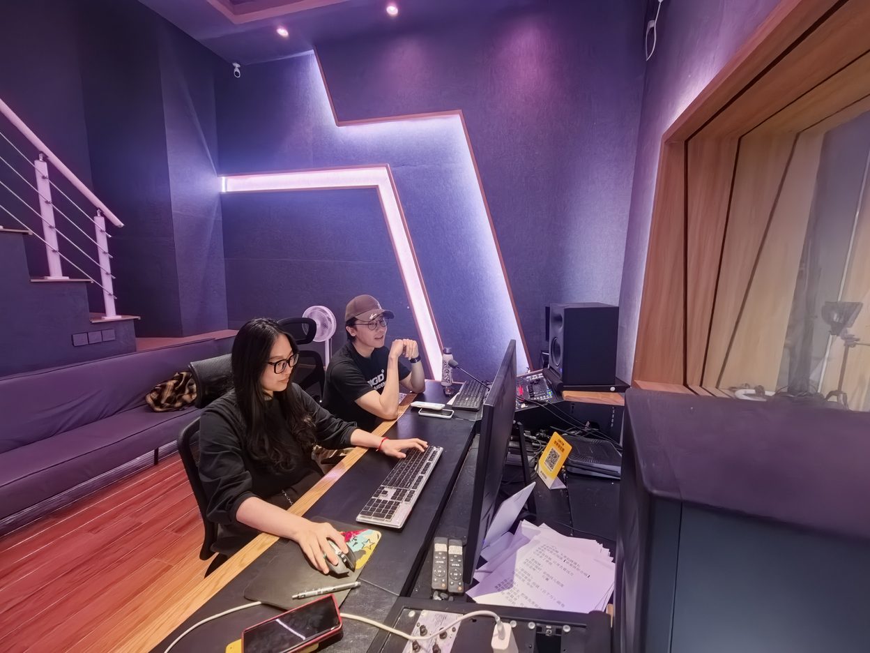 客户在录音棚内与录音师沟通制作细节