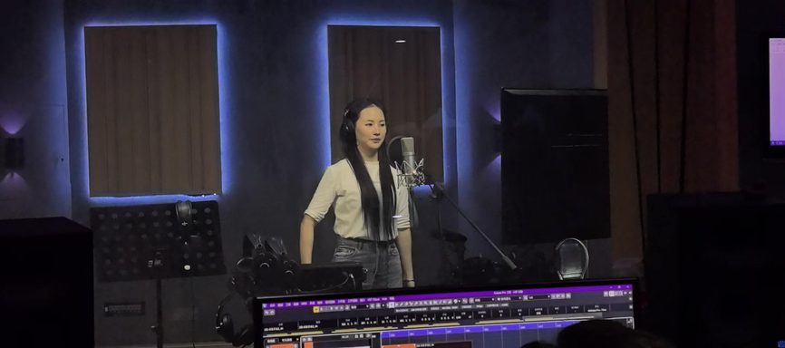 歌手在录音室内进行录音