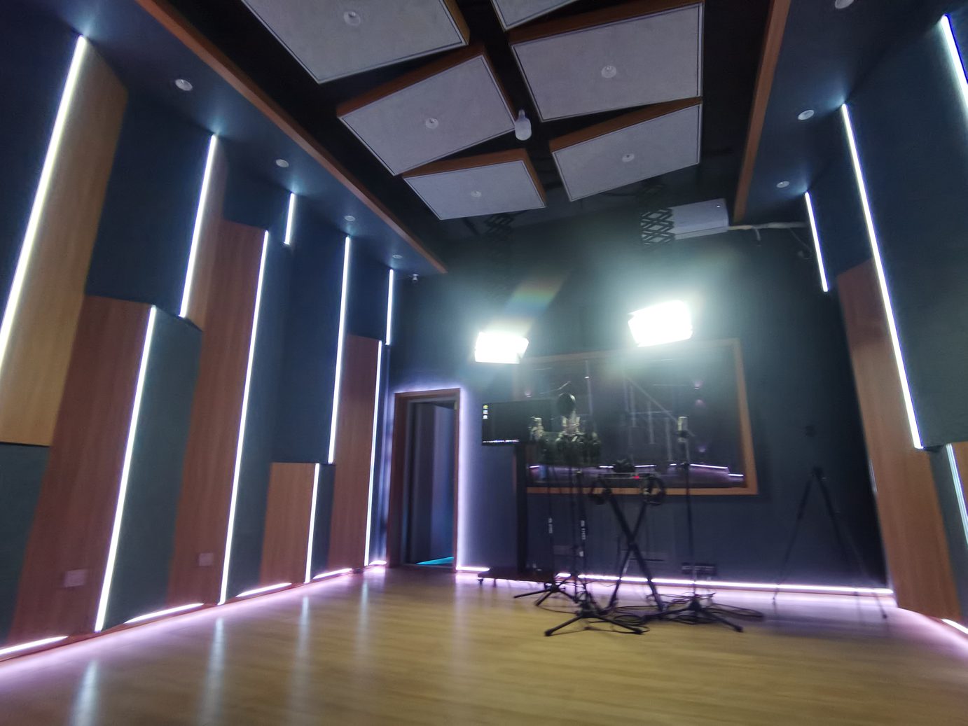 录音棚大空间与拍摄灯光现场